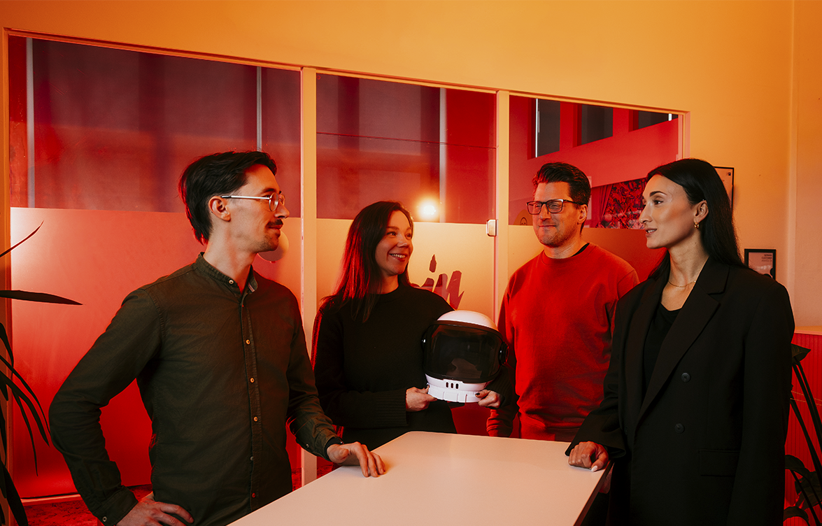 starmate's CTO, Sales Managerin Seda, sowie Julian und Petra aus dem Consulting sprechen miteinander.